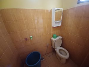 RUMAH-KAYU-2-LANTAI-bathroom-scaled